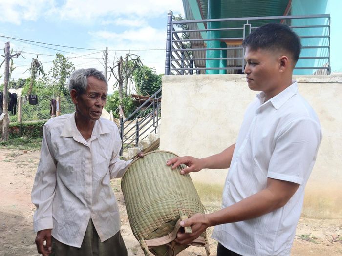 Nếu nguyên liệu được chuẩn bị sẵn, khoảng 5 ngày ông Y Krang mới hoàn thiện một chiếc gùi