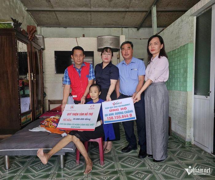 Hội chữ Thập đỏ tỉnh Quảng Trị cũng trao 35 triệu đồng do Quỹ Thiện Tâm hỗ trợ đến gia đình anh Chẳng. Ảnh: Hải Sâm