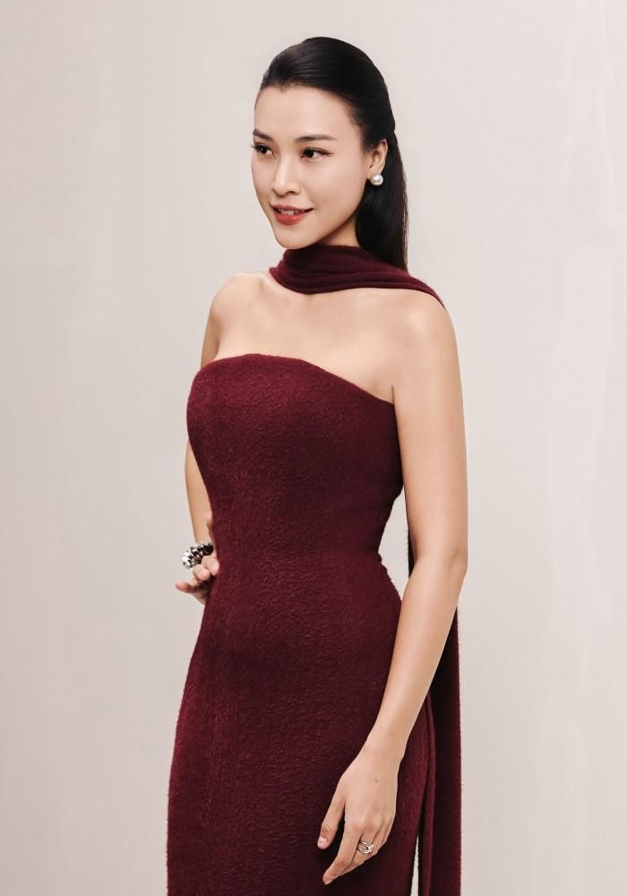 Diễn viên Diễm My, MC Hoàng Oanh thanh lịch, nữ tính trên thảm đỏ. Show diễn giới thiệu 20 mẫu váy áo với sự biến đổi của chất liệu, phom dáng và chi tiết với bảng màu chuyển động từ những sắc độ đậm, trung tính đến các gam màu giàu tính biểu đạt. 