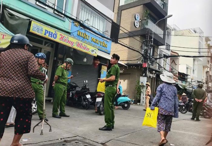 Lực lượng Công an bảo vệ hiện trường khu vực xảy ra cháy. Ảnh: TK