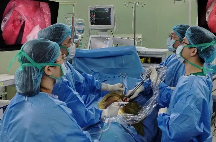 Ê-kíp mổ thị phạm cho người bệnh. Ảnh: BVCC.