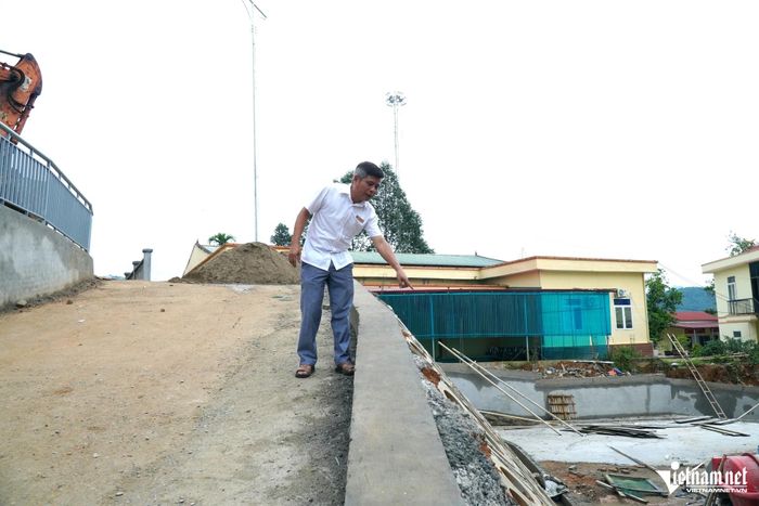 Lối lên xuống trong khuôn viên Trường Phổ thông nội trú TH&THCS Yên Khương không có lan can; học sinh thường xuyên leo trèo, tiềm ẩn nguy cơ mất an toàn. Ảnh: Lê Dương