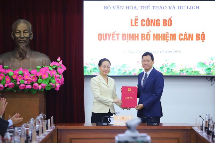 Bộ trưởng Lâm Thị Phương Thanh trao quyết định điều động, bổ nhiệm cho Cục trưởng Cục Báo chí Lê Quang Tự Do. Ảnh: Bộ VH-TT-DL