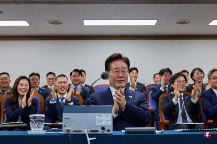 Tổng thống Hàn Quốc Lee Jae Myung (ở giữa) theo dõi vụ phóng thử đầu tiên của phương tiện lướt siêu vượt âm (HGV) tại Viện Phát triển Quốc phòng Hàn Quốc. Ảnh: zaobao.com.sg