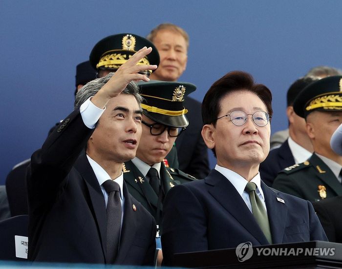 Tổng thống Lee Jae Myung (bên phải) lắng nghe Bộ trưởng Quốc phòng Kang Shin-chul (bên trái) phát biểu trong lễ kỷ niệm Ngày Quân đội tại Gyeryong, tỉnh Chungcheong Nam, ngày 1/10/2026. Ảnh: YONHAP News