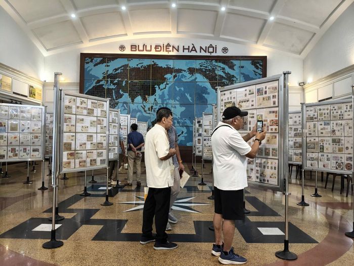 Khách thăm quan Trưng bày Tem Bưu chính năm 2026 tại Hà Nội. Ảnh: BTC