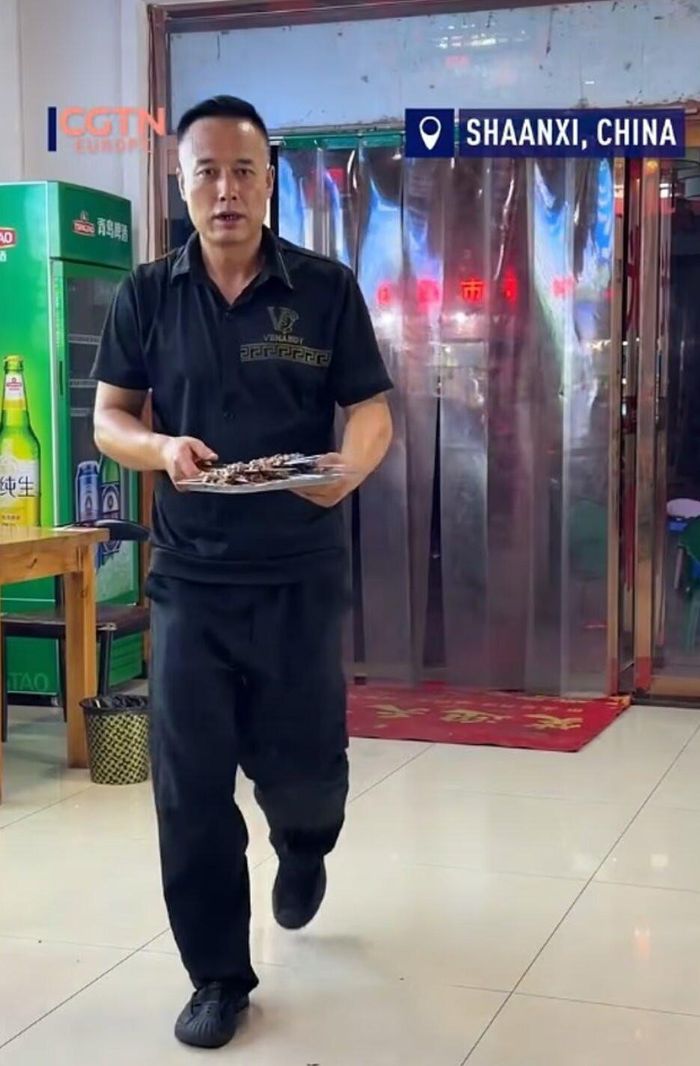 Đầu bếp nướng thịt trở thành hiện tượng mạng vì ngoại hình giống hệt tỷ phú Elon Musk. Ảnh: CGTN
