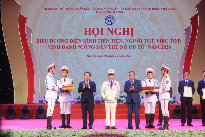Anh hùng Lực lượng Vũ trang nhân dân, Trung tướng Nguyễn Thanh Tùng được vinh danh “Công dân Thủ đô ưu tú”. Ảnh: Thành Thái