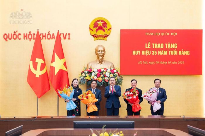 Chủ tịch Quốc hội Trần Thanh Mẫn chúc mừng 4 lãnh đạo, nguyên lãnh đạo Quốc hội. Ảnh: Media QH