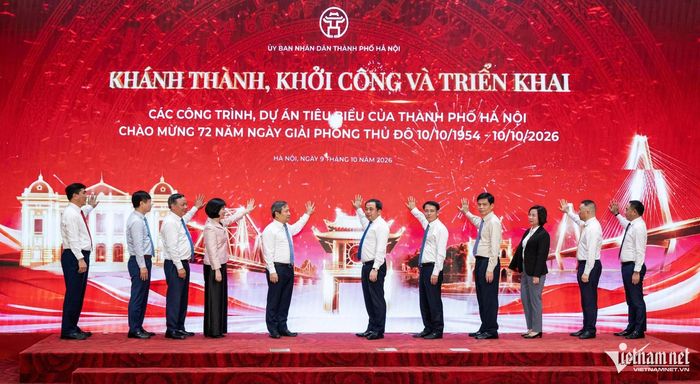 Các đại biểu thực hiện nghi thức bấm nút khởi công, khánh thành và triển khai các dự án vào dịp 10/10. Ảnh: Hoàng Hà