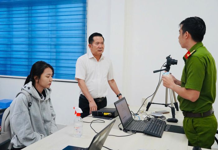 Ông Đinh Văn Nơi trực tiếp kiểm tra tại Trung tâm Phục vụ hành chính công. Ảnh: UBND đặc khu Phú Quốc