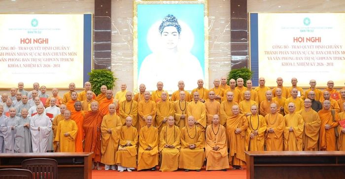 Các đại biểu chụp ảnh lưu niệm. Ảnh: Giáo hội Phật giáo Việt Nam TPHCM