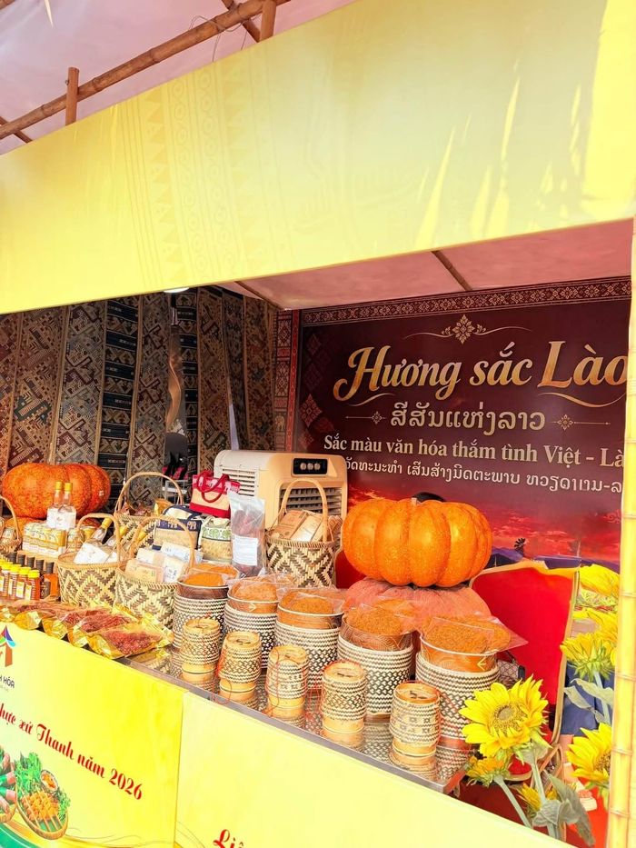Gian hàng tham gia liên hoan của nước bạn Lào. Ảnh: HDU