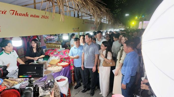 Chủ tịch UBND tỉnh Thanh Hóa tham quan gian hàng. Ảnh: XTDLTH