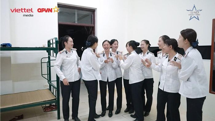 Các nghệ sĩ tham gia Sao Nhập Ngũ 2026 có dịp ngồi lại cùng nhau trong không khí thoải mái.