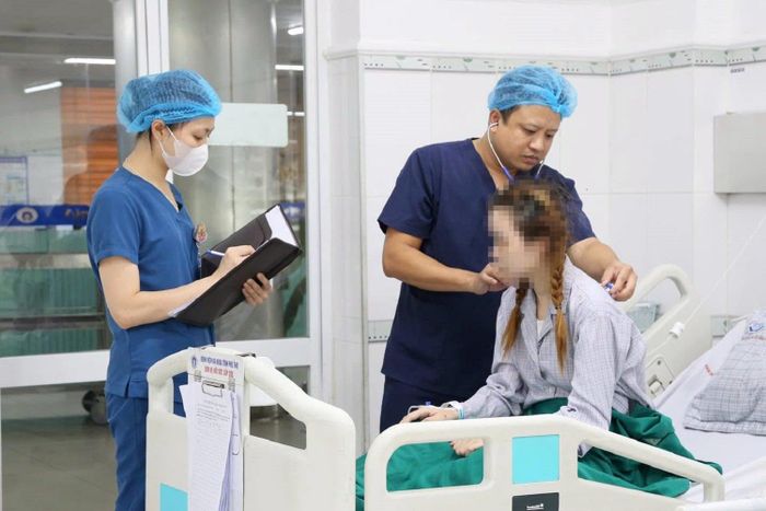 Nữ bệnh nhân nhập viện trong tình trạng mệt lả, đau ngực nhiều, khó thở tăng dần và tụt huyết áp nghiêm trọng.