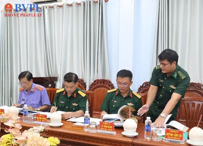 Đoàn kiểm sát kiểm tra hồ sơ, sổ sách và làm việc với cán bộ nghiệp vụ.