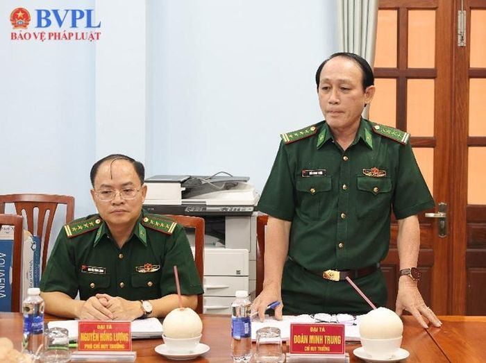  Đại tá Đoàn Minh Trung - Chỉ huy trưởng Ban Chỉ huy Bộ đội Biên phòng tỉnh Vĩnh Long phát biểu ý kiến tại buổi làm việc.