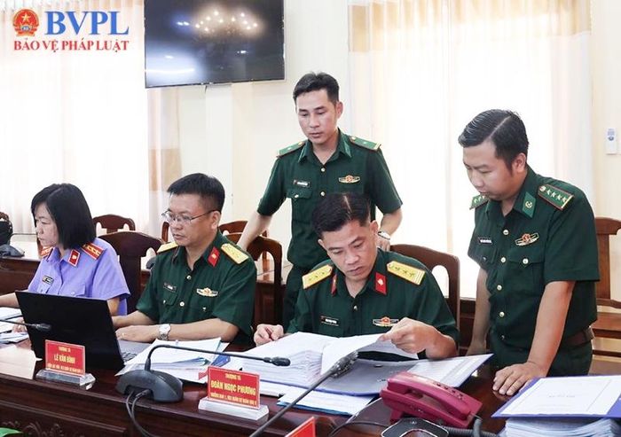  Đoàn kiểm sát kiểm tra hồ sơ, sổ sách và làm việc với cán bộ nghiệp vụ.