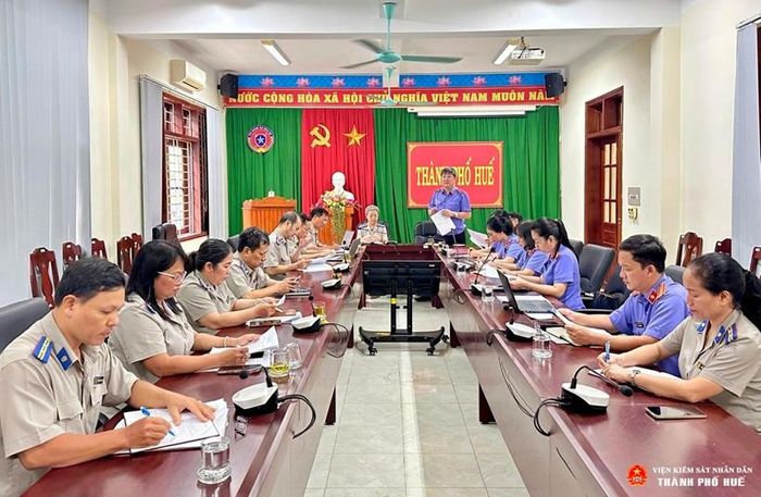 Đoàn kiểm sát thông qua dự thảo kết luận tại Cơ quan THADS TP Huế.