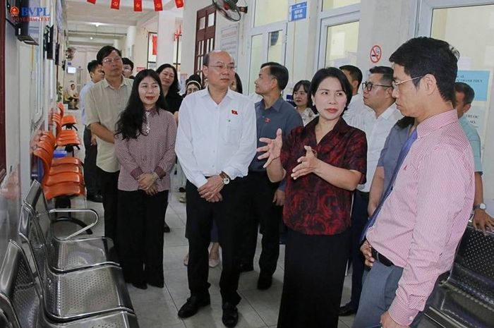  Đoàn giám sát chuyên đề của Ủy ban Dân nguyện và Giám sát do Phó Chủ nhiệm Ủy ban Trần Thị Nhị Hà làm Trưởng đoàn đã làm việc với UBND phường Cầu Giấy (TP. Hà Nội) và Đoàn đã khảo sát thực tế cơ sở vật chất và hoạt động khám, chữa bệnh tại Phòng khám đa khoa Cầu Giấy. 
