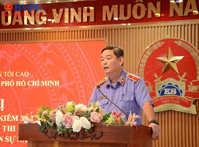  Đồng chí Nguyễn Phước Trung, Phó Viện trưởng VKSND TP Hồ Chí Minh phát biểu tại hội nghị.