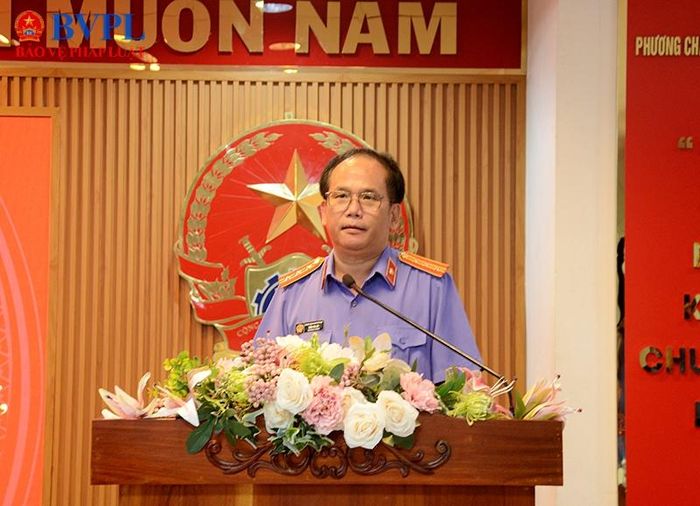  Đại diện Phòng 11, VKSND TP Hồ Chí Minh trình bày tham luận.