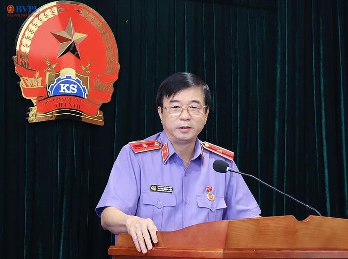  Đồng chí Dương Hùng Yên bày tỏ niềm vinh dự và tự hào khi được nhận Huy hiệu 35 năm tuổi Đảng.