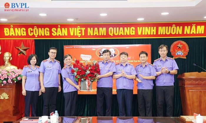  Đồng chí Đỗ Mạnh Bổng, Viện trưởng và tập thể lãnh đạo, công chức Viện Phúc thẩm 1 tặng hoa chúc mừng đồng chí Dương Hùng Yên.