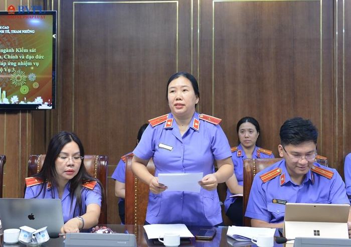 Đồng chí Nguyễn Thị Thu Trang trình bày tham luận tại buổi sinh hoạt.