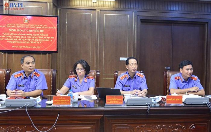 Đồng chí Vũ Văn Tư, Ủy viên Ban Chấp hành Đảng bộ, Phó Trưởng Ban Tổ chức, Phó Chánh Văn phòng Đảng ủy VKSND tối cao và các đồng chí Phó Vụ trưởng Vụ 3 tham dự sinh hoạt chuyên đề.