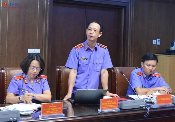 Đồng chí Nguyễn Mạnh Thường, Phó Bí thư Chi bộ Vụ 3 trình bày đề dẫn tại buổi sinh hoạt chuyên đề.