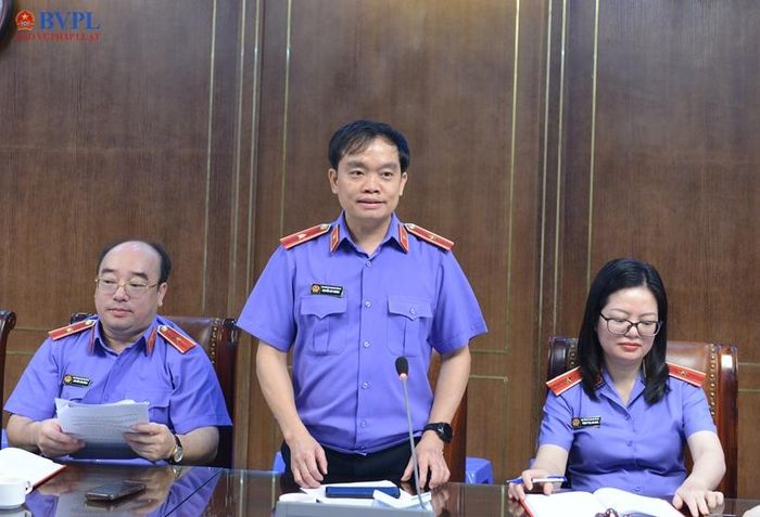 Đồng chí Nguyễn Huy Khánh phát biểu tham luận.