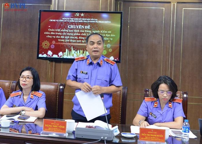 Đồng chí Đặng Như Vĩnh, Phó Vụ trưởng Vụ 3 phát biểu tham luận.