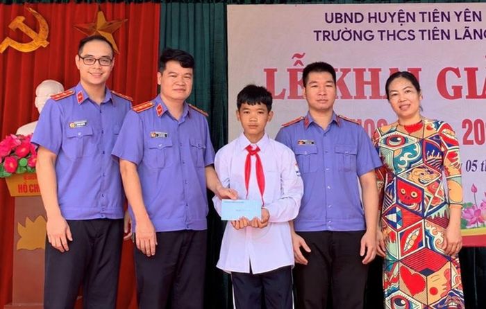 Đồng chí Vi Đức Kiên cùng cán bộ VKSND khu vực 4, TP Quảng Ninh, tặng quà học sinh có hoàn cảnh khó khăn nhân dịp khai giảng năm học mới.