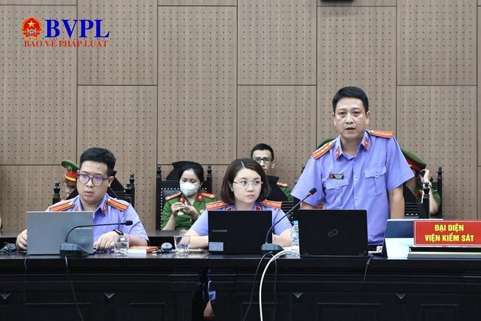 Kiểm sát viên Đào Việt Dũng, Phó trưởng Phòng 2 VKSND TP Hà Nội đối đáp lại quan điểm bào chữa của các luật sư và bị cáo.