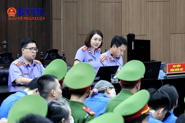 Kiểm sát viên Nguyễn Hương Giang, Phòng 2 VKSND TP Hà Nội đối đáp lại quan điểm bào chữa của các luật sư và bị cáo.