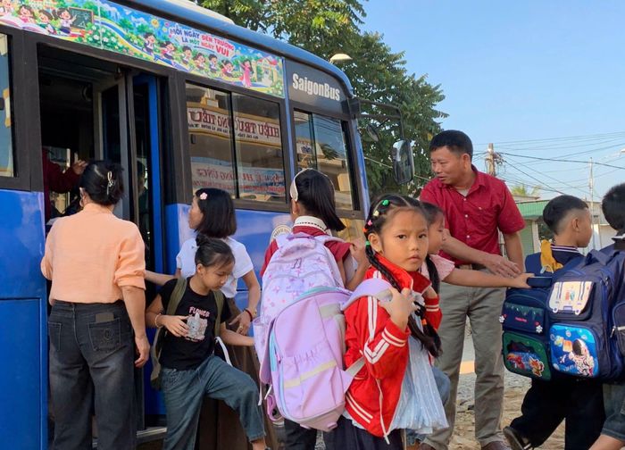 Các em học sinh thôn Tiến Sơn vui đến trường. Ảnh: CTV