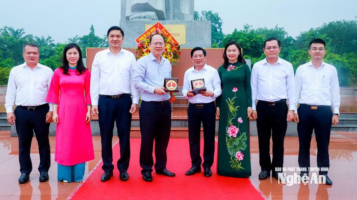 Ban Quản lý Quảng trường Hồ Chí Minh tặng biểu trưng lưu niệm đến các đồng chí lãnh đạo Tỉnh ủy Cà Mau. Ảnh: Thành Duy