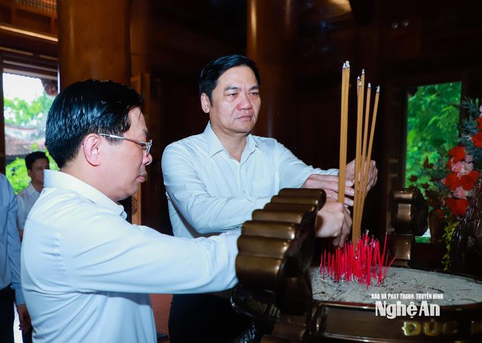 Các đồng chí: Đặng Văn Dũng - Ủy viên Trung ương Đảng, Phó Bí thư Thường trực Tỉnh ủy Cà Mau; Hoàng Nghĩa Hiếu - Phó Bí thư Thường trực Tỉnh ủy, Chủ tịch HĐND tỉnh Nghệ An dâng hương tưởng niệm Chủ tịch Hồ Chí Minh. Ảnh: Thành Duy