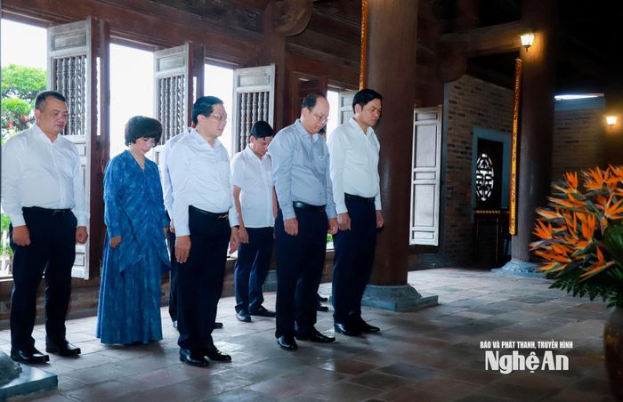 Các đại biểu thành kính tưởng niệm tại Đền Chung Sơn - Đền thờ gia tiên Chủ tịch Hồ Chí Minh. Ảnh: Thành Duy