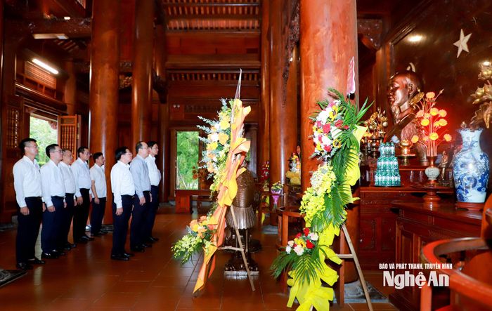 Các đại biểu thực hiện Lễ tưởng niệm Chủ tịch Hồ Chí Minh. Ảnh: Thành Duy