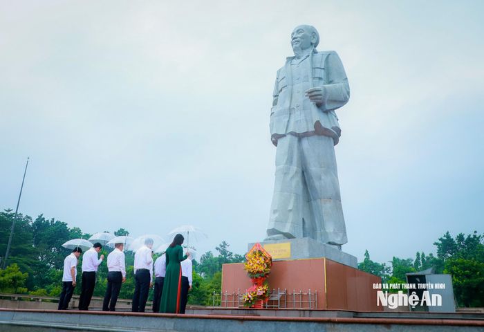 Đoàn đại biểu Tỉnh ủy Cà Mau về dâng hoa tại Quảng trường Hồ Chí Minh. Ảnh: Thành Duy