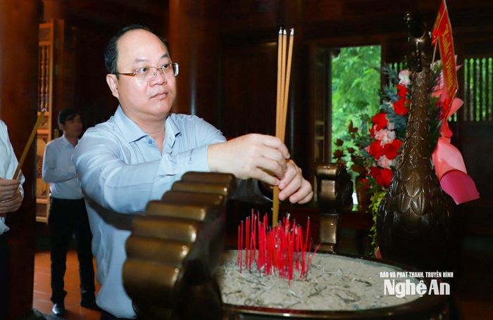 Đồng chí Nguyễn Hồ Hải - Ủy viên Trung ương Đảng, Bí thư Tỉnh ủy, Trưởng đoàn đại biểu Quốc hội tỉnh Cà Mau dâng hương tưởng niệm Chủ tịch Hồ Chí Minh. Ảnh: Thành Duy