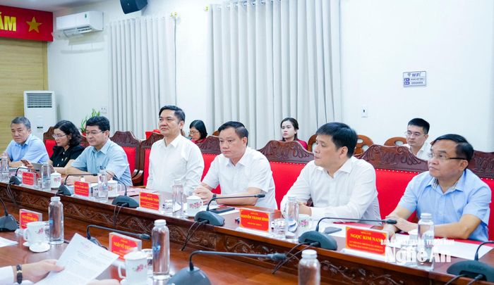 Các đồng chí lãnh đạo Tỉnh uỷ Nghệ An dự buổi làm việc. Ảnh: Phạm Bằng