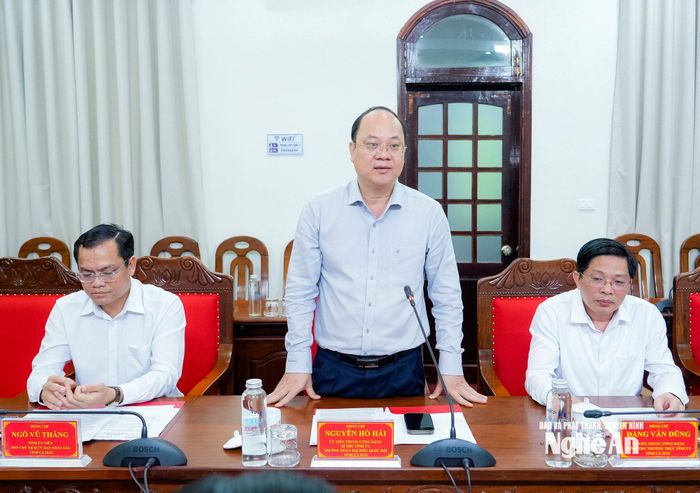 Đồng chí Nguyễn Hồ Hải - Ủy viên Trung ương Đảng, Bí thư Tỉnh ủy, Trưởng Đoàn ĐBQH tỉnh Cà Mau phát biểu. Ảnh: Phạm Bằng