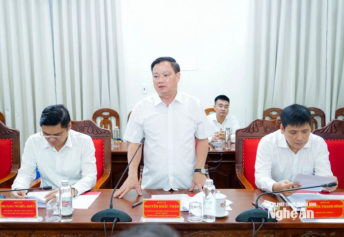 Đồng chí Nguyễn Khắc Thận - Ủy viên Trung ương Đảng, Bí thư Tỉnh ủy, Trưởng Đoàn ĐBQH tỉnh Nghệ An phát biểu. Ảnh: Phạm Bằng