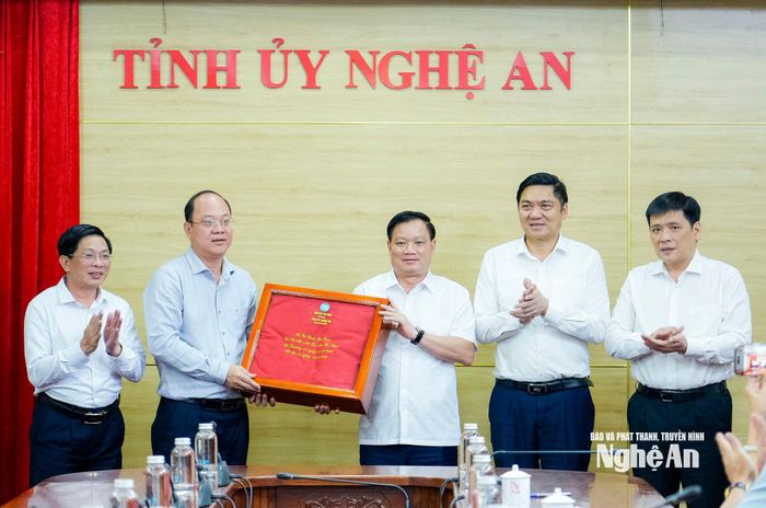 Tỉnh uỷ Cà Mau tặng quà lưu niệm đến Tỉnh uỷ Nghệ An. Ảnh: Phạm Bằng