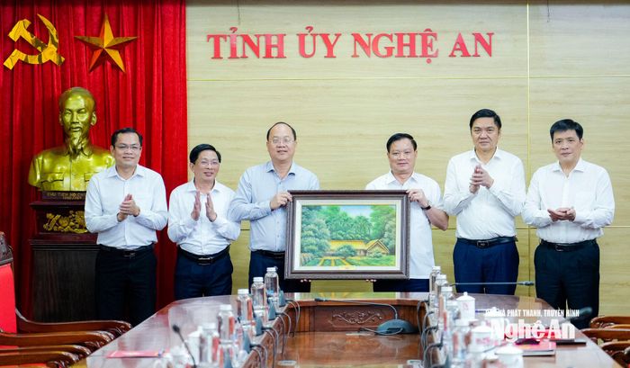 Tỉnh uỷ Nghệ An tặng quà lưu niệm đến Tỉnh uỷ Cà Mau. Ảnh: Phạm Bằng