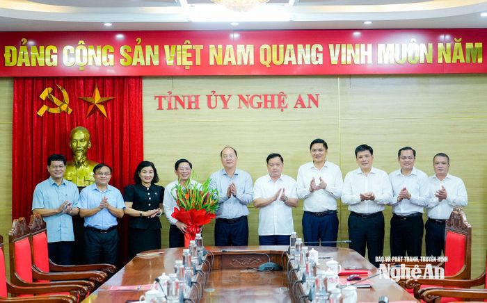 Lãnh đạo Tỉnh uỷ Nghệ An và Cà Mau tại buổi làm việc. Ảnh: Phạm Bằng